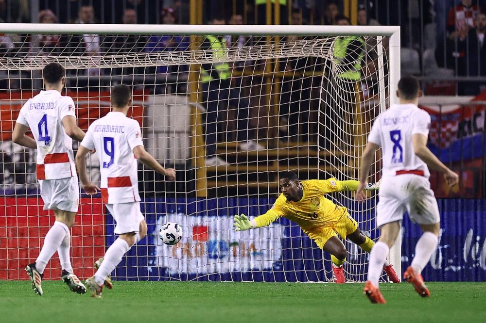 皇马一战3红6黄！金哨详解争议判罚：2红没问题，输球别怪裁判